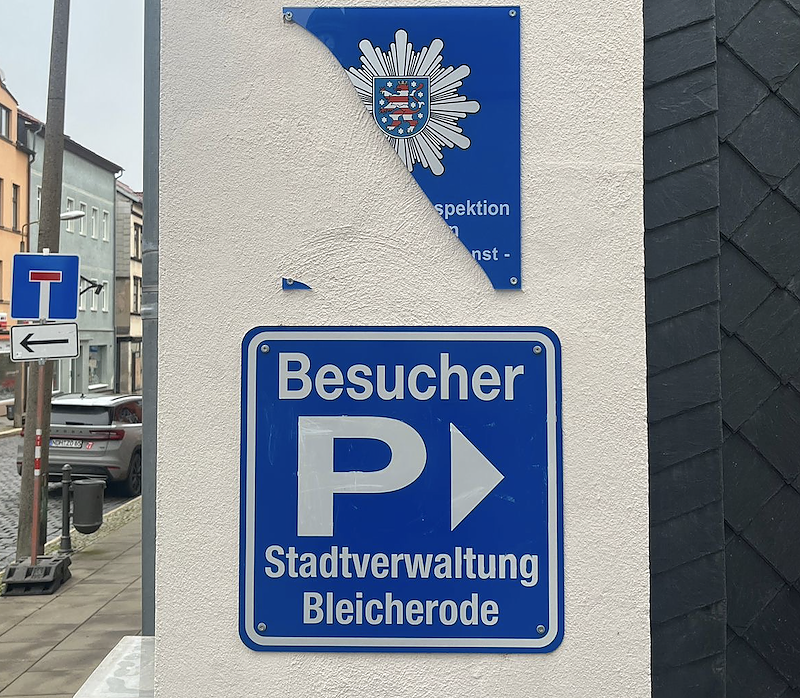 Besch&auml;digtes Polizeischild in Bleicherode (Foto: S. Dietzel)
