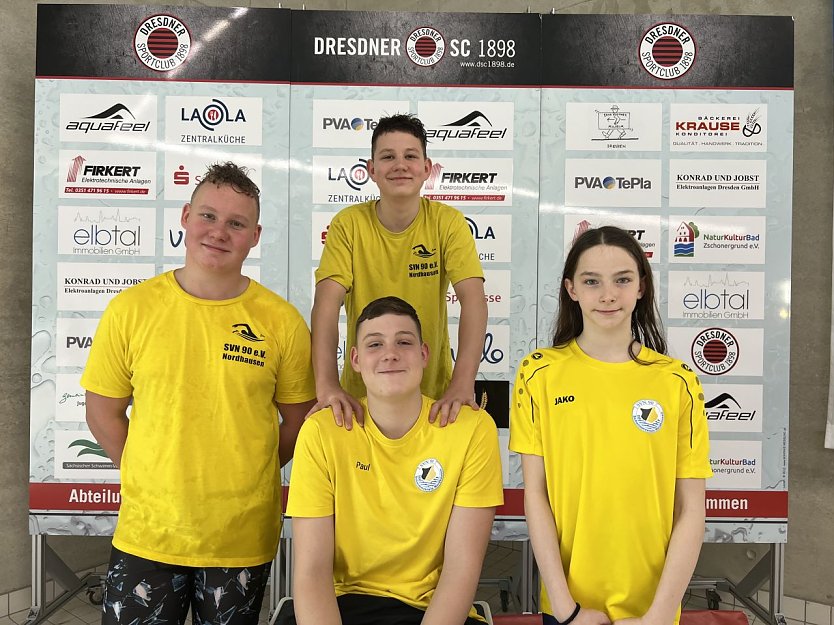 Die Nordh&auml;user Delegation beim Christstollen-Schwimmfest (Foto: Tina Flagmeyer)