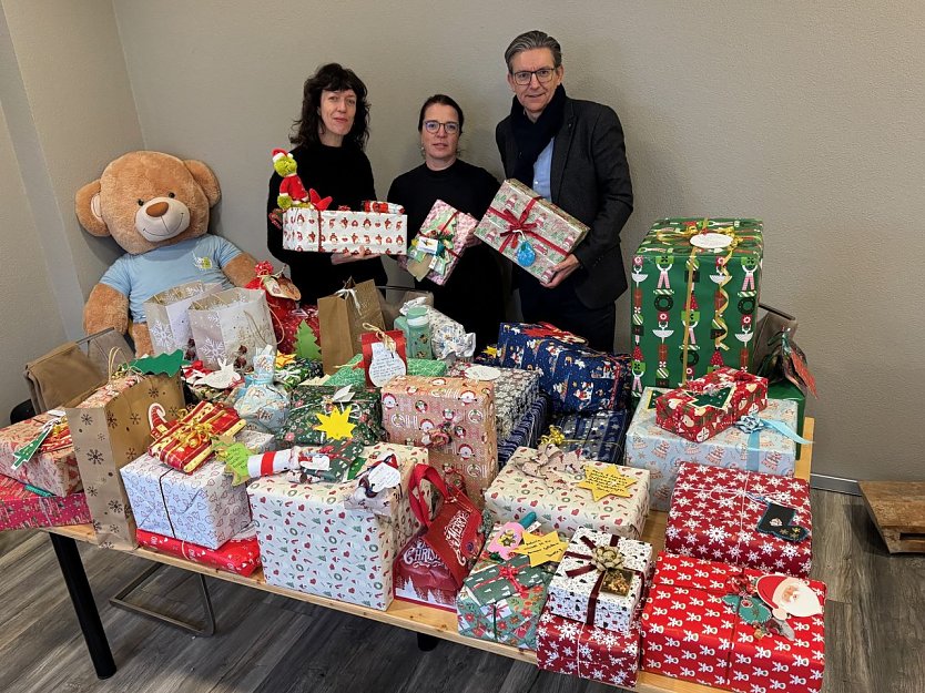 v.l.: Jeannine Lindner, Grit Brendel, Andrew Brotr&uuml;ck bei der Geschenke&uuml;bergabe (Foto: Deutsche Bank)