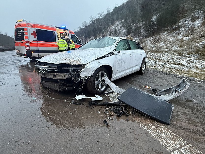 Unfallfahrzeug auf der A38 (Foto: S. Dietzel)