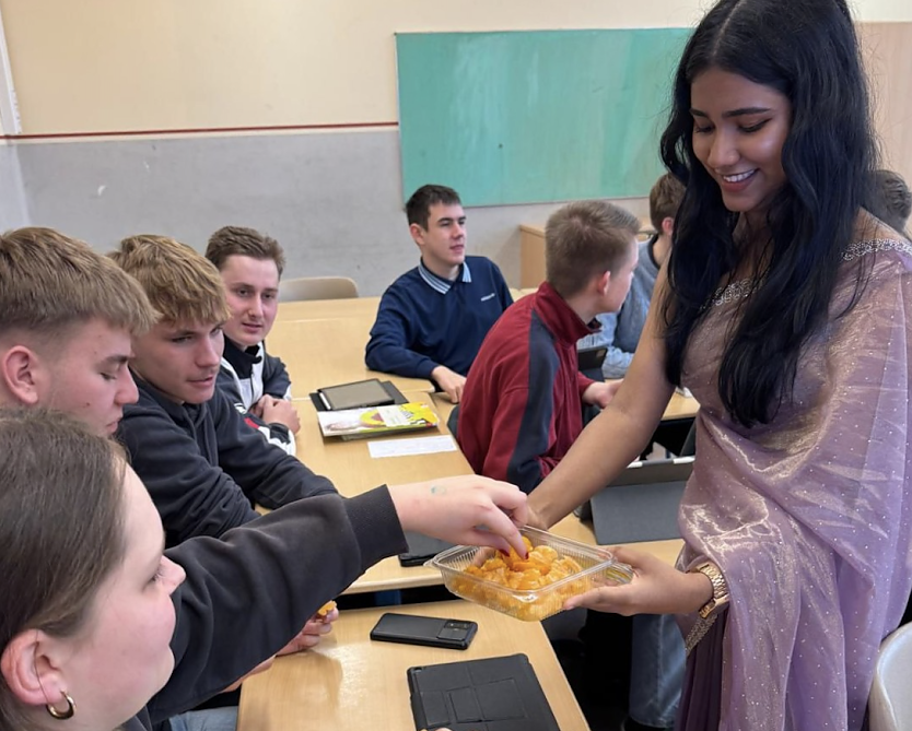 Bild: Amalu, eine junge Frau aus Indien, berichtet im Englisch Unterricht am Herder-Gymnasium aus ihrer Kultur