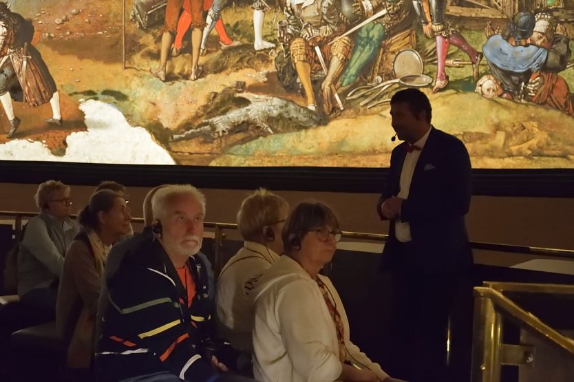 F&uuml;hrung im PM; BU.: Michael Dittrich bei einer F&uuml;hrung 2023 (Foto: Fred B&ouml;hme / Archiv Panorama Museum)