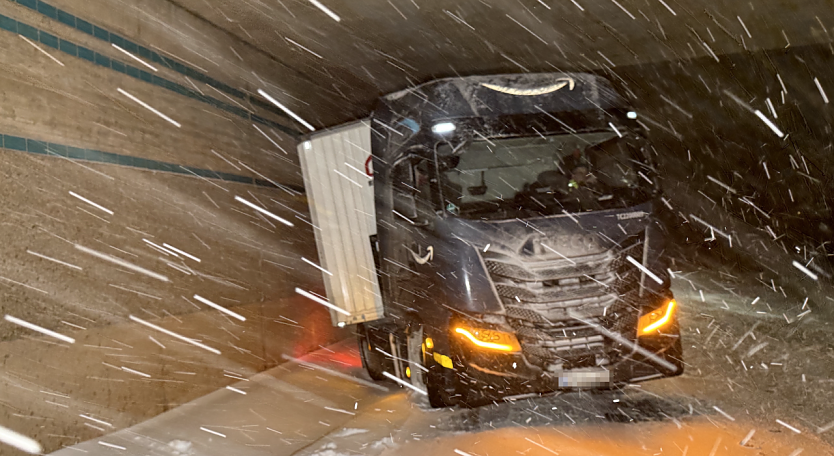 Lkw im Schneegest&ouml;ber heute morgen auf der B4 (Foto: S. Dietzel)