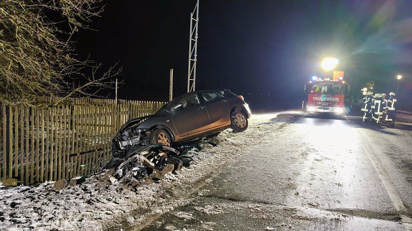 Das Auto war am Donnerstagabend in den Graben gefahren. (Foto: Silvio Dietzel) Das Auto war am Donnerstagabend in den Graben gefahren. (Foto: Silvio Dietzel)