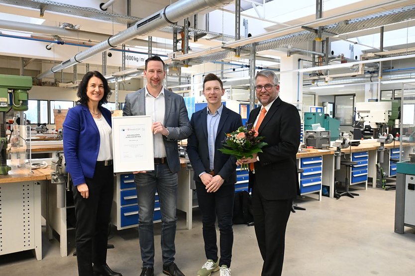 v.l.: Dr. Cornelia Haase-Lerch, Hauptgesch&auml;ftsf&uuml;hrerin IHK Erfurt  Kai Bokelmann, WAGO GmbH & Co. KG Werkleitung  Marcel Matzschke, WAGO GmbH & Co. KG Leitung Ausbildung  Karsten Frob&ouml;se, Vorsitzender der Gesch&auml;ftsf&uuml;hrung Agentur F&uuml;r Arbeit Th&uuml;ringen Nord (Foto: IHK)