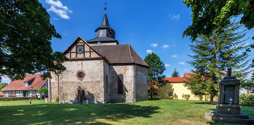 Bild: Die Kirche Sankt-Johannis in Woffleben im Sommer. 