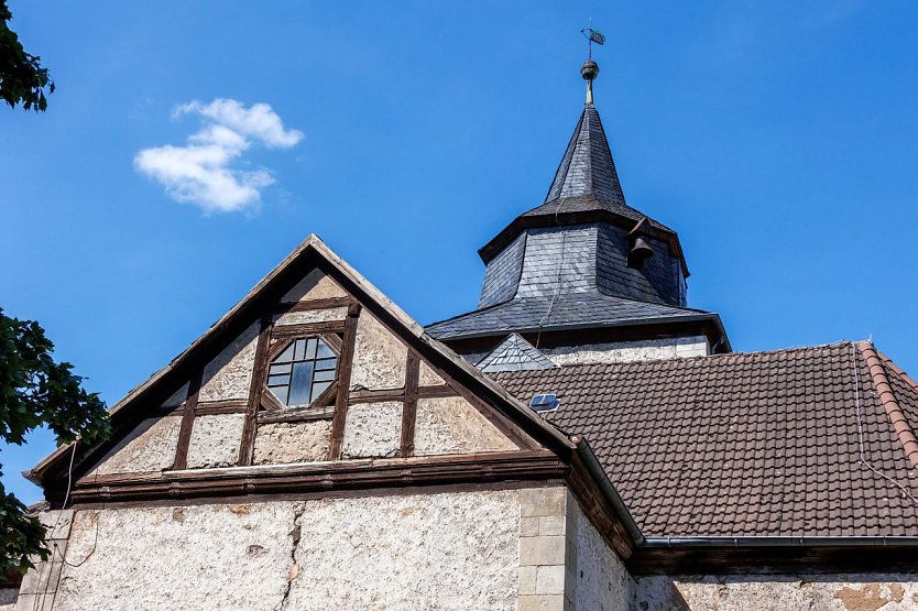 Bild: Eine Nahaufnahme vom Kirchendach. 