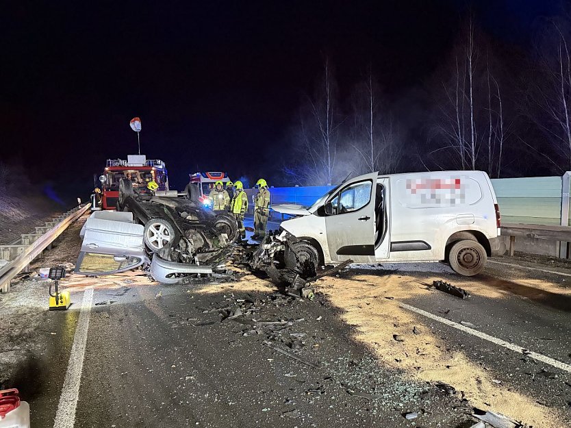 Bild: Zwei starkt durch einen Unfall zerst&ouml;rte Fahrzeuge. 