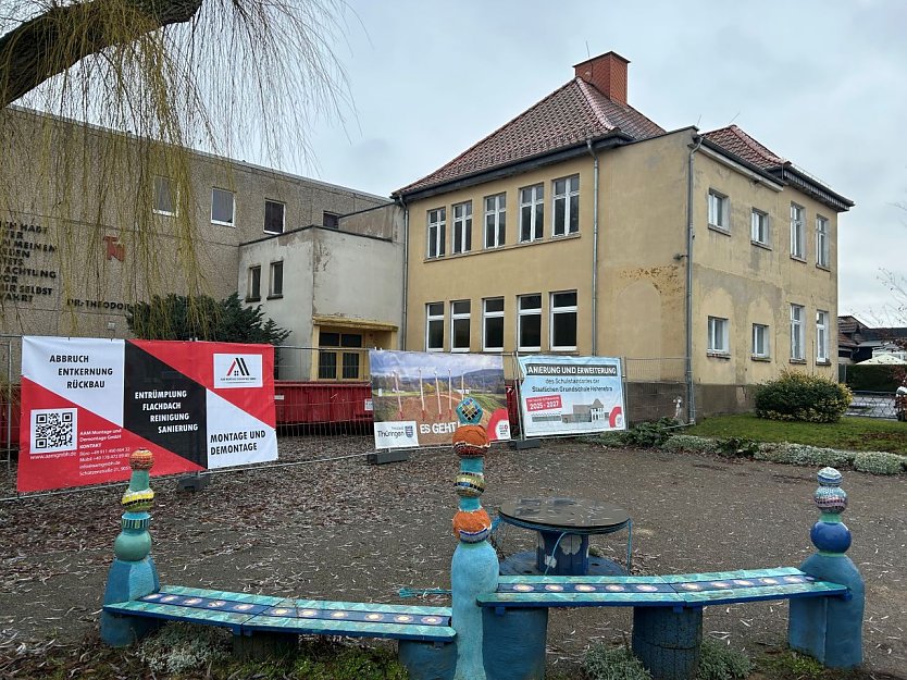 Bild: Ein Schulgeb&auml;ude abgesperrt mit Bauz&auml;unen. 
