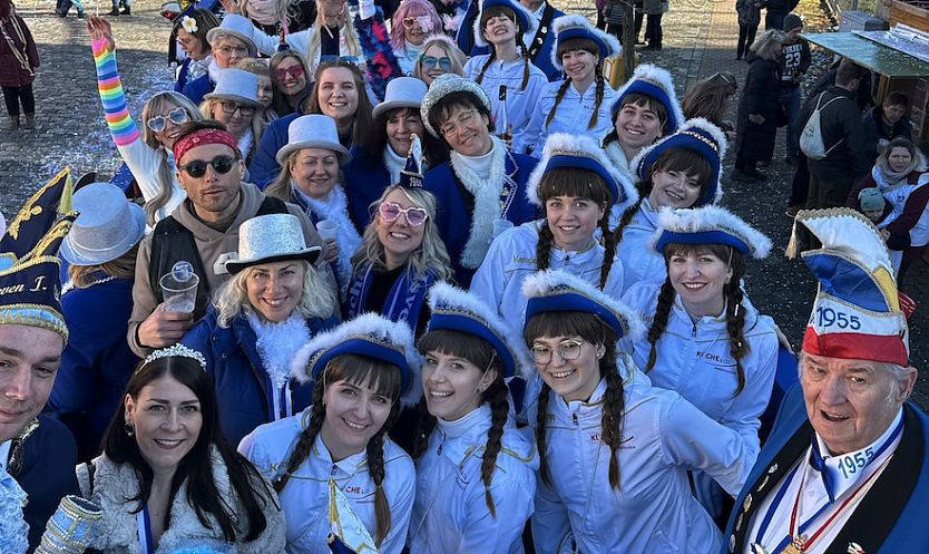 Bild: Karnevalisten in G&ouml;rsbach posieren f&uuml;r ein Gruppenfoto