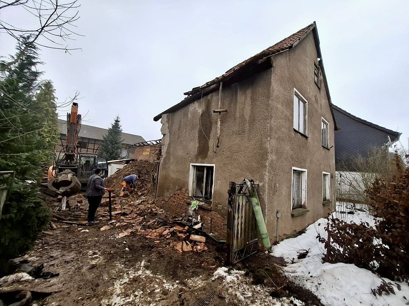 Bild: Ein bauf&auml;lliges Wohnhaus, das gerade abgerissen wird