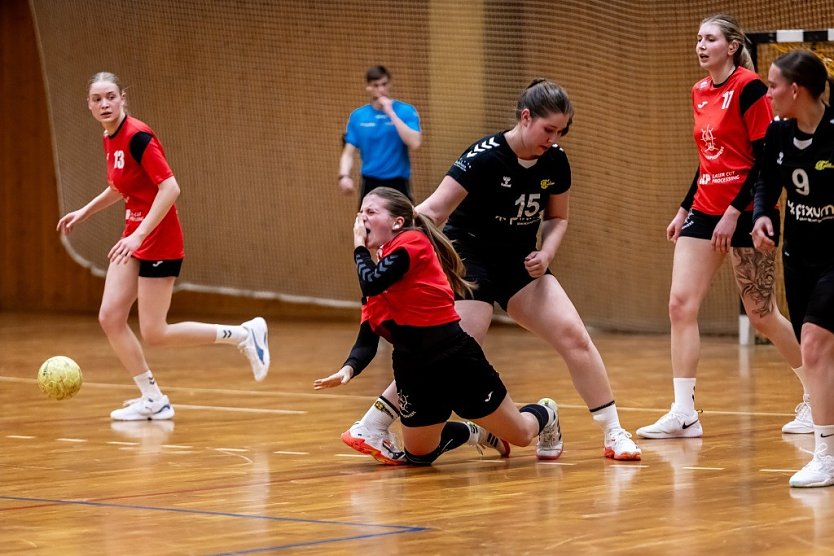 Bild: Mehrere Frauen die Handball spielen. Eine Frau h&auml;lt sich das Gesicht.