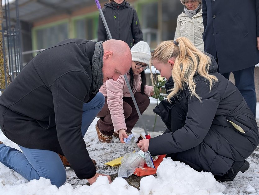 B&uuml;rgermeister Steffen Grimm polierte auch Stolpersteine.  Foto: Janine Skara