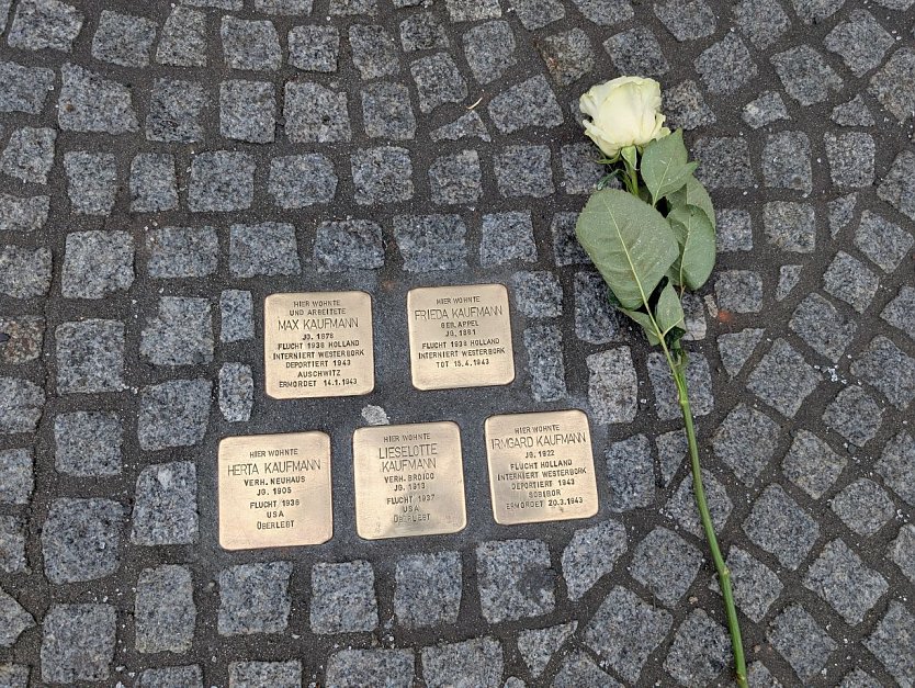 Die Stolpersteine sind nun wieder gut auf den Gehwegen sichtbar.  Foto: Janine Skara