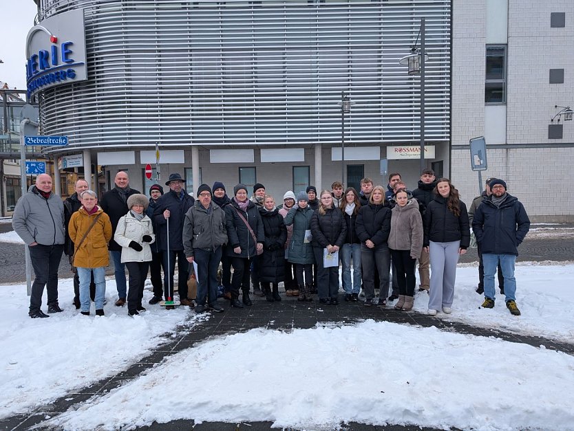 Gemeinsam gegen das Vergessen: Der F&ouml;rderkreis Schloss und Museum Sondershausen e. V. hatte zusammen mit Vertretern der Stadtverwaltung und dem Geschwister-Scholl-Gymnasium zur gemeinsamen Stolpersteinputzaktion eingeladen.  Foto: Janine Skara