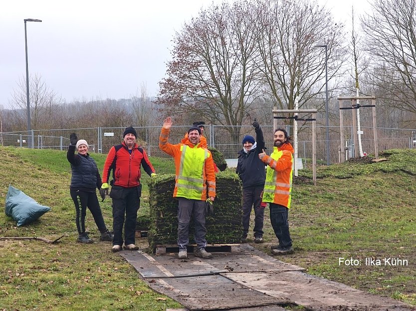 Die Blumenzwiebeln sind in der Erde. (Foto: Ilka Kühn) Die Blumenzwiebeln sind in der Erde. (Foto: Ilka Kühn)