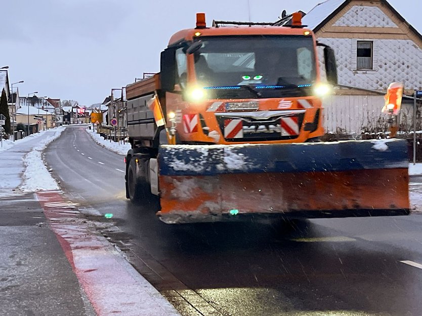 Bild: Ein Winterdienstfahrzeug in Niedersachswerfen. 