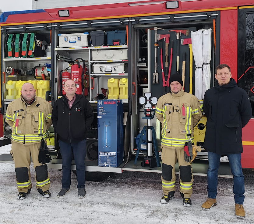 Bild: Mitglieder der Bergischerung und der Freiwilligen Feuerwehr Ilfeld vor einem Einsatzfahrzeug