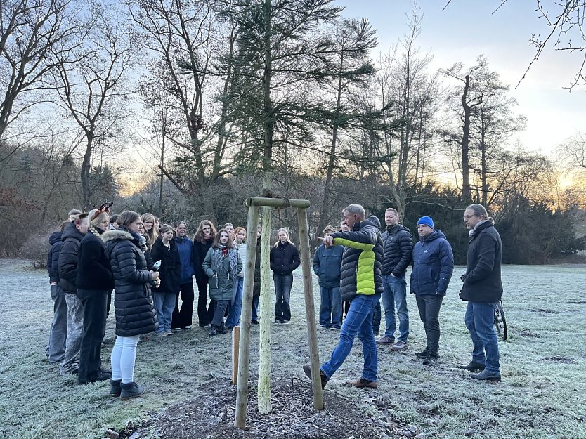 Die Neuntkl&auml;sser vor ihrem Mammutbaum. (Foto: Christoph Keil)