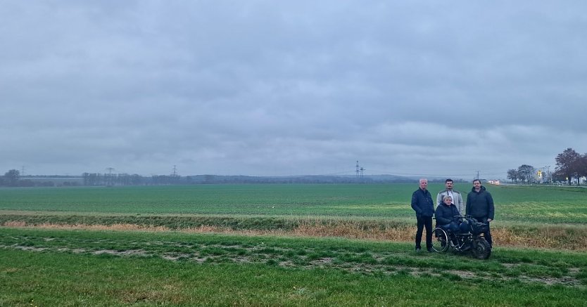 Auf dem gr&uuml;nen Feld bis zur Baumreihe am Horziont sollte sich laut Vorstellung des Leipziger Entwicklers am H&uuml;nstein ein Riesen-Rechenzentrum ziehen (Foto: agl)