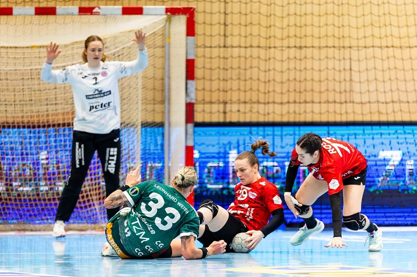 "Frisch Auf G&ouml;ppingen" gegen die Damen des THC in der Salza-Halle (Foto: Christian Heilwagen)