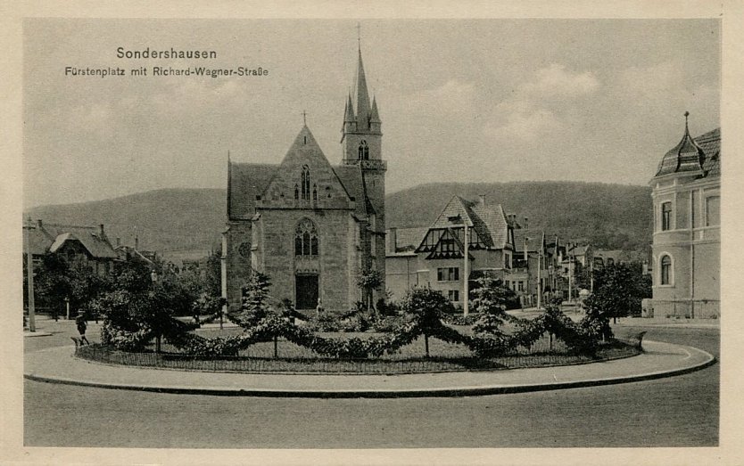 Bild: Das Foto zeigt eine historische Aufnahme: Das Geb&auml;ude des Gesundheitsamtes am F&uuml;rstenplatz 2, heute Elisabethplatz 2, rechts neben der katholischen Kirche.