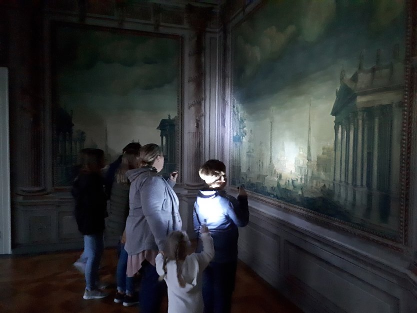 Bild: Kinder bei einer Taschenlampenf&uuml;hrung im Schlossmuseum Sondershausen