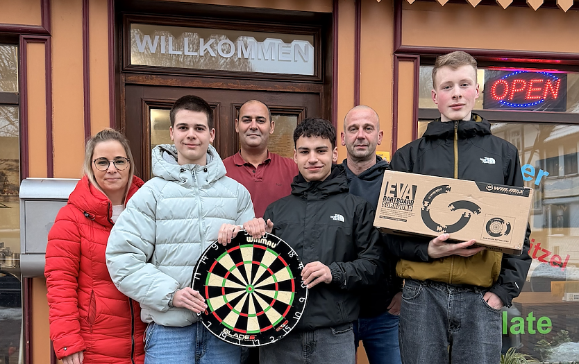 F&uuml;r den Neust&auml;dter Jugendclub gab es eine neue Dartscheibe (Foto: Alexandra G&uuml;nther)