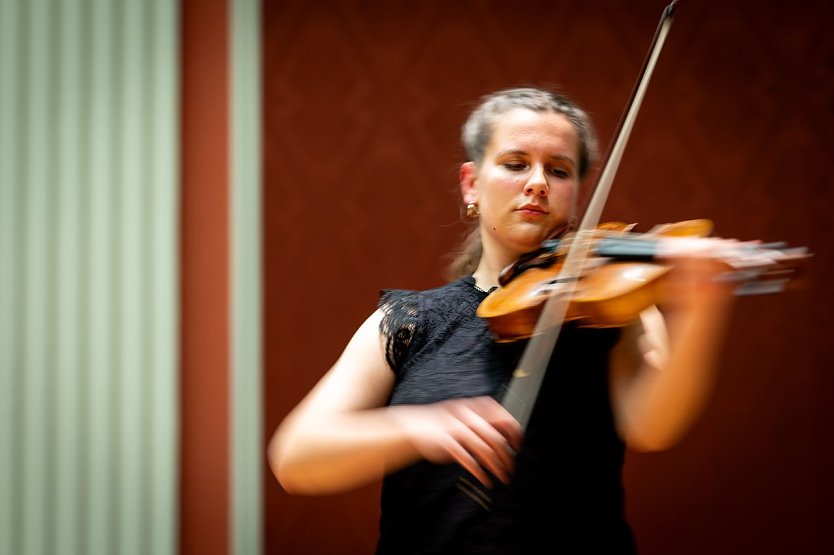 Amelie Angles spielt Bratsche (Foto: Jacob Schröter) Amelie Angles spielt Bratsche (Foto: Jacob Schröter)