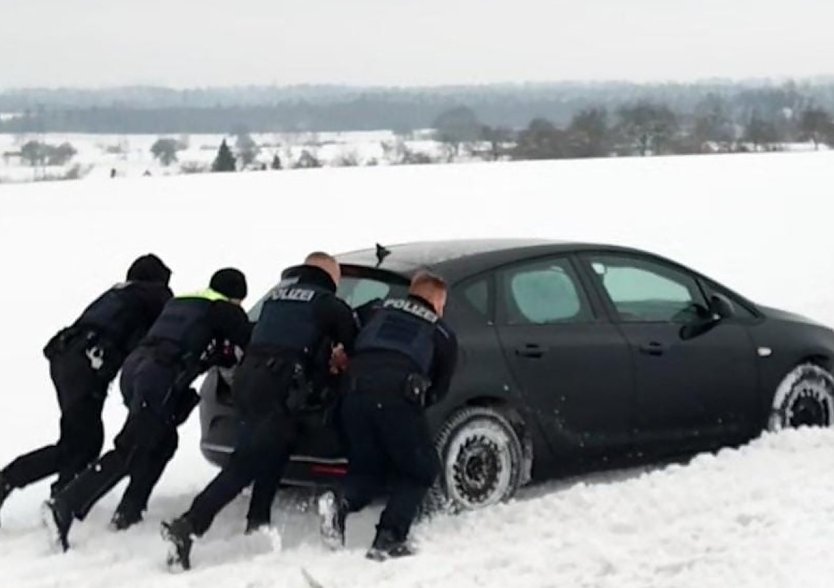 Gemeinsame Hilfe in der Not (Foto: Bildrechte LPI Nordhausen) Gemeinsame Hilfe in der Not (Foto: Bildrechte LPI Nordhausen)