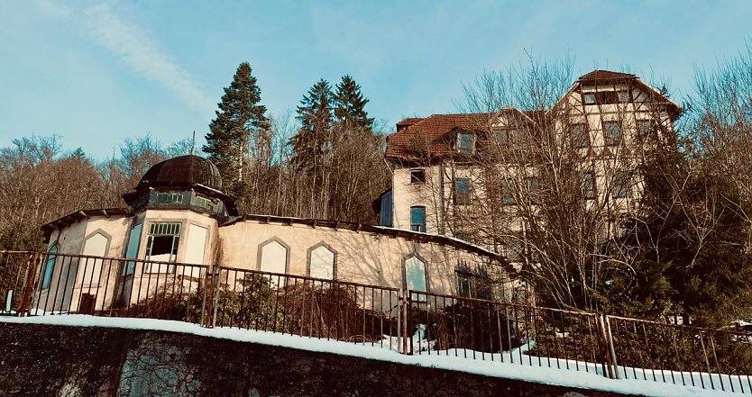 Bild: Eine alte und verfallene Kurklinik in S&uuml;lzhayn