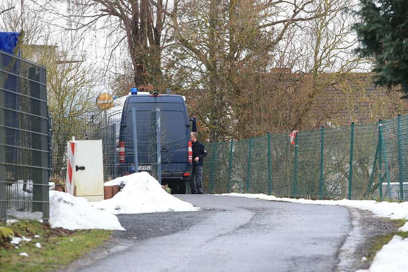 Ein blauer Transporter steht in einer Einfahrt. (Foto: Silvio Dietzel)