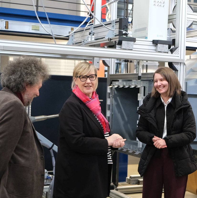 Im Rahmen der 9. RET.Con erl&auml;utert M.Eng. Christin Rothe (Hochschule Nordhausen) der Staatssekret&auml;rin Karin Arndt die Funktionsweise des Windkanals G&ouml;ttinger Bauart. (Foto: Tim R&uuml;ckschlo&szlig;)