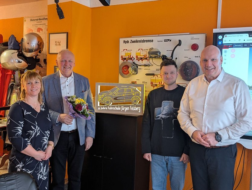 Bild: Zum 35. Firmenjubil&auml;um gratulierten B&uuml;rgermeister Steffen Grimm (re.) und Citymanagerin Kathrin Kilian (li.) Gesch&auml;ftsinhaber J&uuml;rgen Felsberg (2.v.li.) und Sohn Paul Felsberg (2.v.re.).