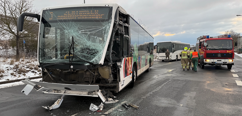 Schwere Kollision zwischen Lkw und Linienbus (Foto: S. Dietzel)