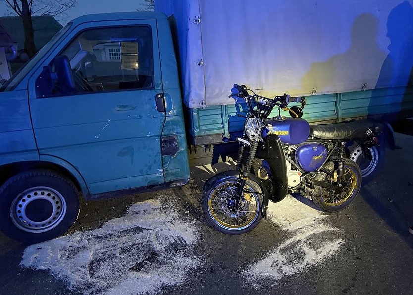 Bild: Ein Transporter und ein besch&auml;digtes Moped