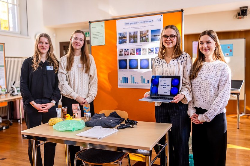 Maren Ludewig, Carla H&ouml;cker, Luise Knabe und Katharina Pfeil forschten zu Mikroplastik in Nordh&auml;user Gew&auml;ssern. (Foto: Christoph Keil)