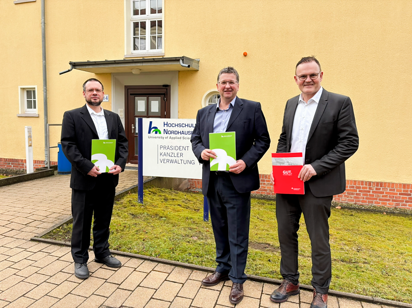 Prof. Dr. J&ouml;rg Wagner, Thomas Seeber und Prof. Dr. Gernot Kaiser (v.r.n.l.)bei der Unterzeichnung des Kooperationsvertrags am 23. Februar 2026 an der Hochschule Nordhausen.  (Foto: Fotos: Tina Bergknapp)