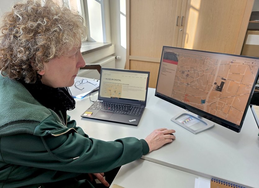Die Museumsp&auml;dagogin Steffi Maass pr&auml;sentiert das neue Onlineangebot (Foto: Matthias Nolte, M&uuml;hlh&auml;user Museen)