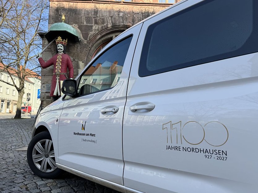 Die Fahrzeuge der Stadtverwaltung sind jetzt "Markenbotschafter" f&uuml;r das Stadtjubil&auml;um (Foto: Stadt Nordhausen)