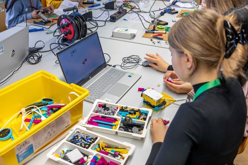 Technik hautnah erleben � Sch&uuml;lerinnen entdecken am Girls�Day an der Hochschule Nordhausen spannende MINT-Stationen mit Praxisbezug.  (Foto: Foto: Maurice T&ouml;pfer)