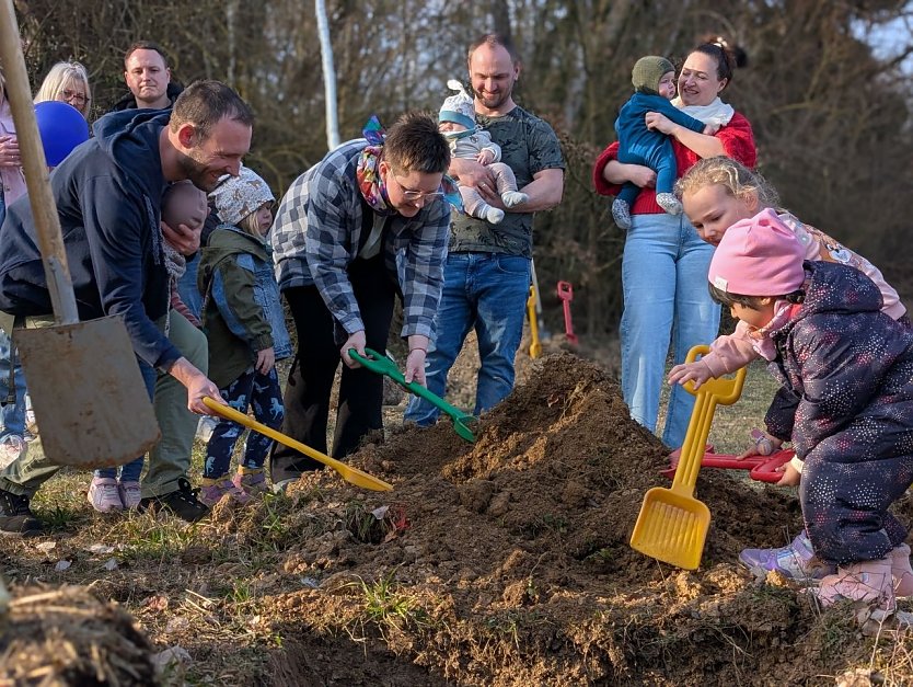 Gemeinsam f&uuml;r ihre Zukunft in Sondershausen: Eltern und Geschwister packten tatkr&auml;ftig beim Einpflanzen der Babyb&auml;ume an.  (Foto: Janine Skara)
