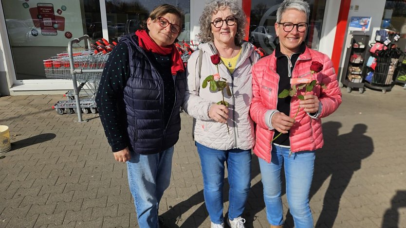 Rosen f&uuml;r die Frauen in Bleicherode. (Foto: Vorstand Linke)