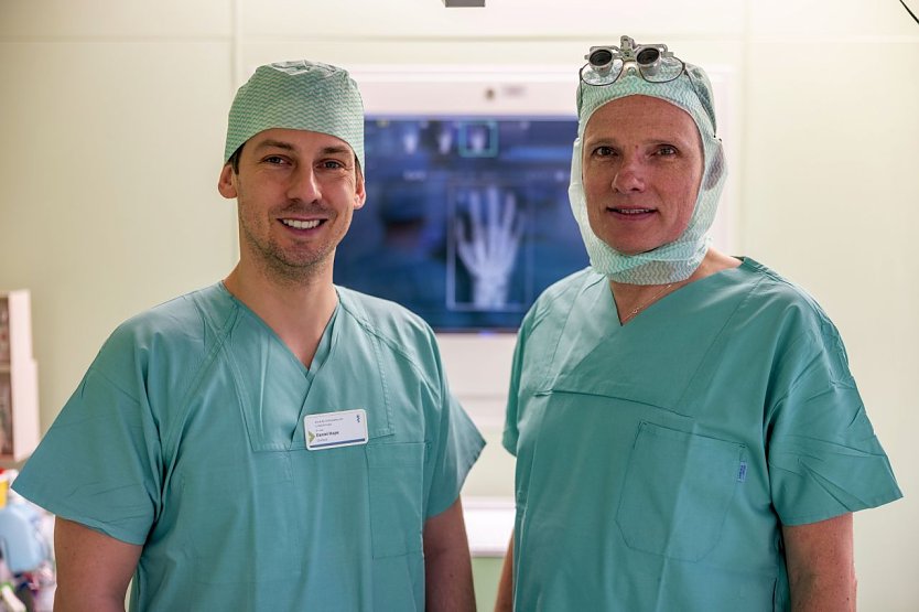 Chefarzt Dr. med. Daniel Hupe der Klinik f&uuml;r Chirurgie III � Orthop&auml;die und Unfallchirurgie und Sektionsleiter Dr. med. Martin Gehrold. (Foto: Eichsfeld Klinikum/Abashishvili)