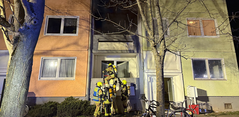 In einem Wohnblock in der Sundh&auml;user Stra&szlig;e war am Donnerstagabend ein Feuer ausgebrochen.  (Foto: Silvio Dietzel)