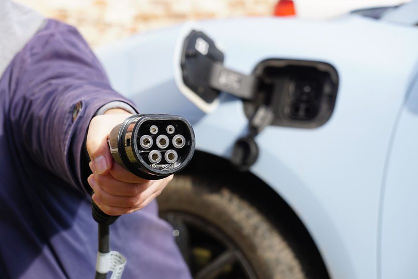 Symbolbild E-Auto laden (Foto: ssc)