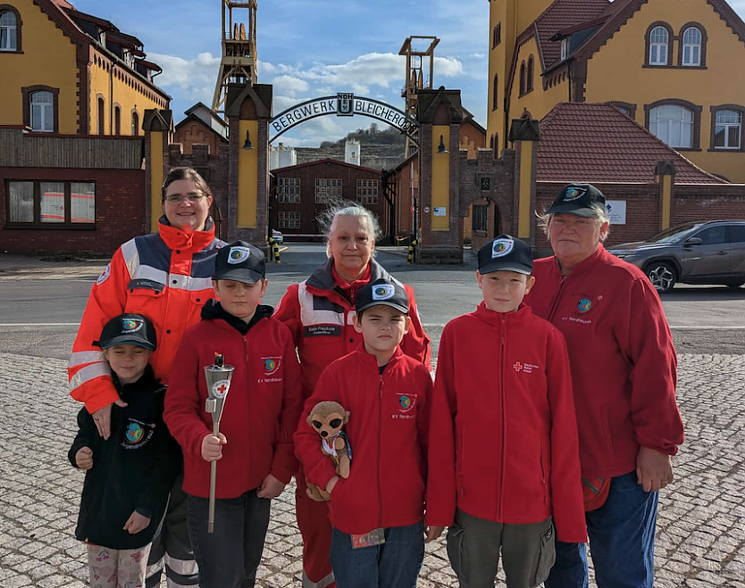 Die DRK Jugend nahm das Licht am Bleicher&ouml;der Schacht entgegen (Foto: DRK)