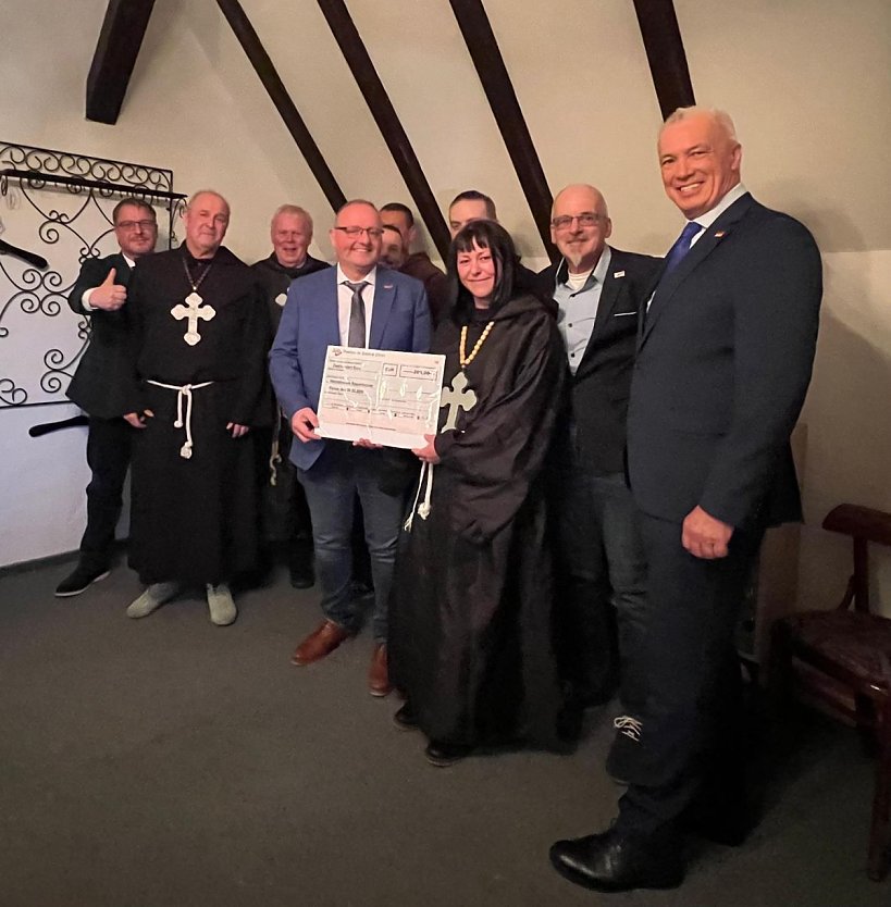 Die Walkenrieder Klosterbr&uuml;der erhielten eine Spende in H&ouml;he von 200 Euro von der AfD.  (Foto: Sven Grunert)
