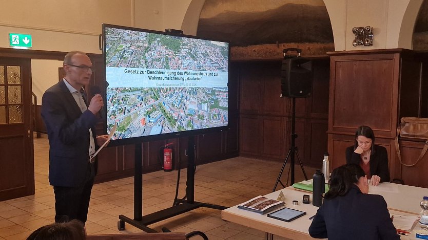 Sitzung des Stadtentwicklungsausschusses im Ratskeller, Amtsleiter Juckeland erl&auml;utert Details zum "Bauturbo" (Foto: agl)