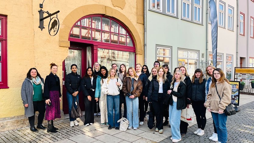 Sch&uuml;lerinnen und Sch&uuml;ler der  Pflegefachklassen des Berufsschulcampus Unstrut-Hainich mit ihrer Fachlehrerin Saskia Pollak (li.), Bestatterin Mary Fischer (2.v.li) (Foto: Eva Maria Wiegand)